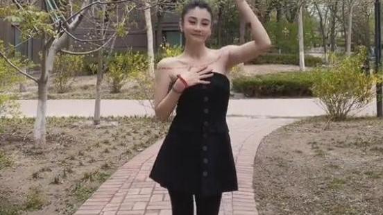 唐菀|曹云金前妻小区里跳舞！穿着性感像走红毯，离婚后穿衣越来越大胆