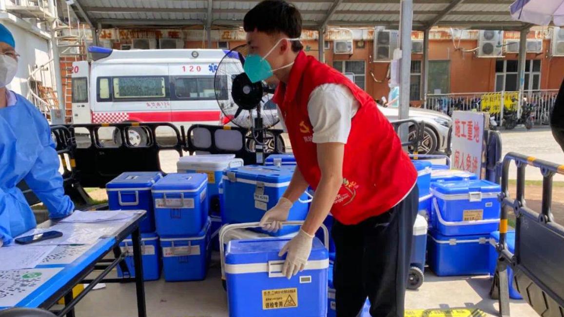 徐杰|优质偶像！五四青年节徐杰代表球队现身公益，全程专注，助力社区