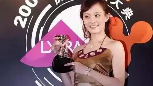 孙俪|孙俪不愿再回想的黑历史，领奖时被逼着穿肚兜，脸上笑容都是僵的