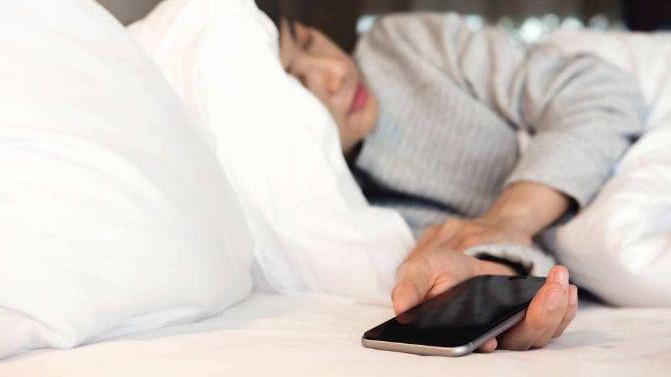 |同样是玩手机，为什么有的人越玩越有钱，有的人越玩越穷