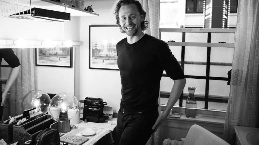 钻戒|“洛基”汤姆希德斯顿传订婚小3岁女友！无名指巨大钻戒闪瞎