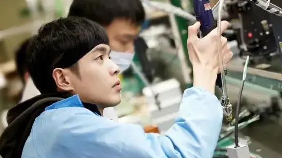 林更新|林更新进电子厂学打螺丝，组长嫌弃他速度慢，网友：干活笨得出奇