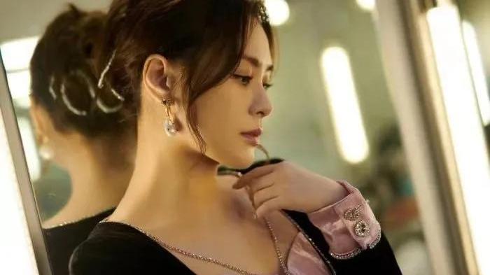 阿娇|360度无死角神颜：阿娇穿丝绒裙赛公主，微胖才是“高级”？