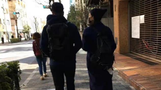 高圆圆|高圆圆夫妇被偶遇，穿大衣戴针织帽超气质，小粗腿抢镜