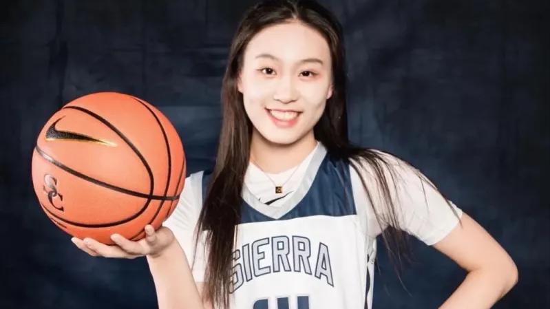 中国女篮|中国女篮接班人？她是詹姆斯儿子同学，才17岁，已经拿到全美冠军