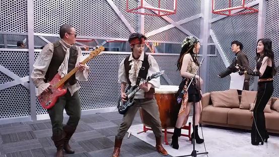 萧敬腾|《闪光的乐队》张亚东、萧敬腾魔改《天竺少女》，消除女孩口红气