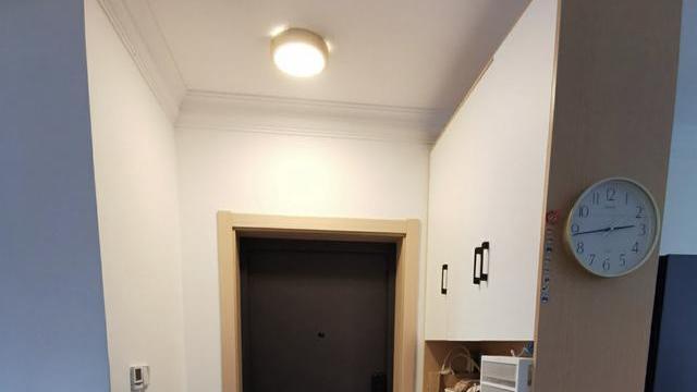 她家普通的装修，不做吊顶，电视墙打满柜子，越住越有家的味道！