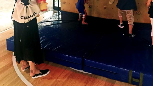 白百何|白百何独自遛娃被偶遇！脚踝上大片纹身好抢镜，网友：真有二胎？