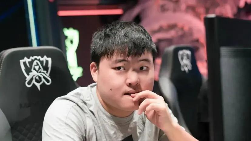 涵艺直播爆料FPX冰岛事件、证实UZI被RNG卡合同，这波瓜吃爽了