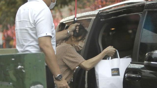 庾澄庆|61岁庾澄庆二婚娇妻近况！打扮年轻似少女，出门有强壮保镖护送