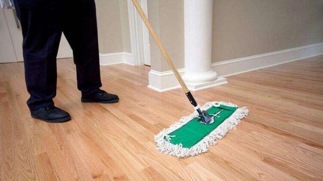 清水拖地等于白拖，教你一个窍门，灰尘一点不留，省时又省力！