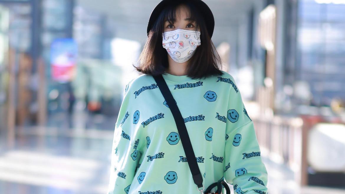 柳岩|柳岩身材好但不会打扮，穿宽松卫衣配直筒裤，显胖10斤不止