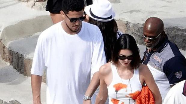 肯达尔·詹娜|卡戴珊百变女王！詹娜最新亮相“女特工”打扮，布克太有眼光了