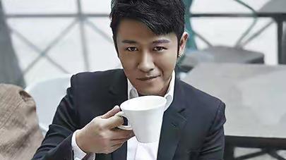 娱乐圈|亲干妈是大导演，捧了他十几年没有火，最后意外走红