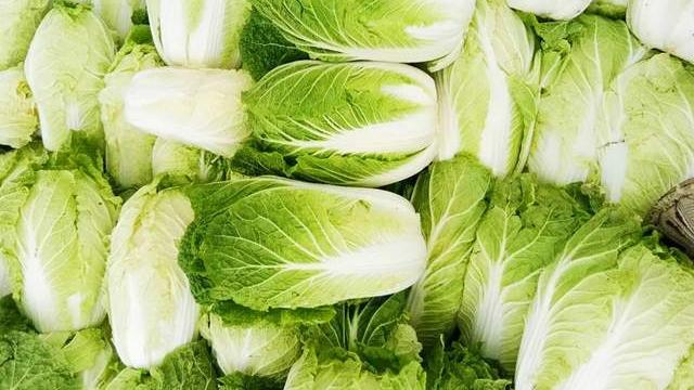 买白菜时，选绿叶还是黄叶的，老菜农：学会这3招，包你不买错