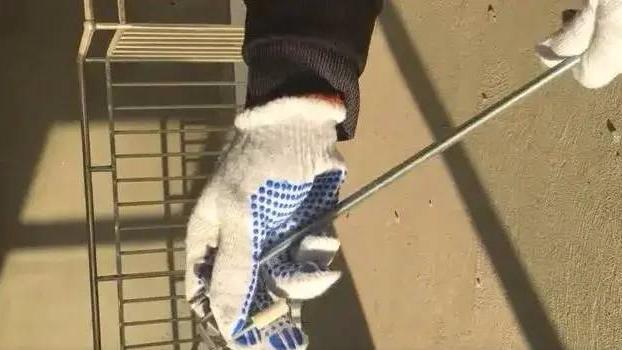 吊顶打孔别用电钻了，第一次见这种打孔手法，既安全又高效