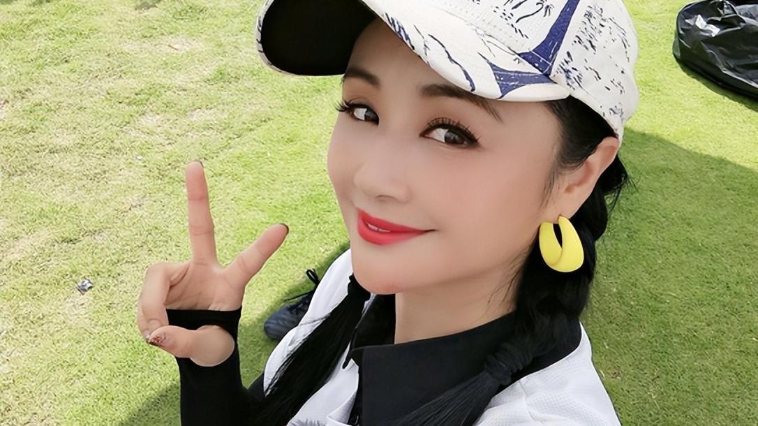 曹颖|47岁曹颖马路中间热舞！穿超短裤炫白嫩大长腿，摆手扭腰好似少女