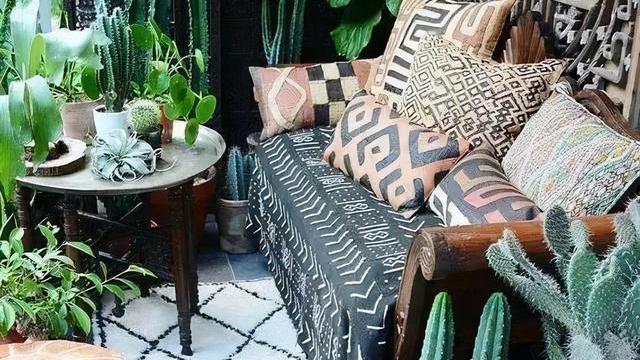 发现一户人家，把阳台改造成花园，犹如置身“小森林”中，很治愈