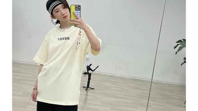 孟美岐|孟美岐晒近照，眼神迷离走中性路线，过气后感觉成熟很多