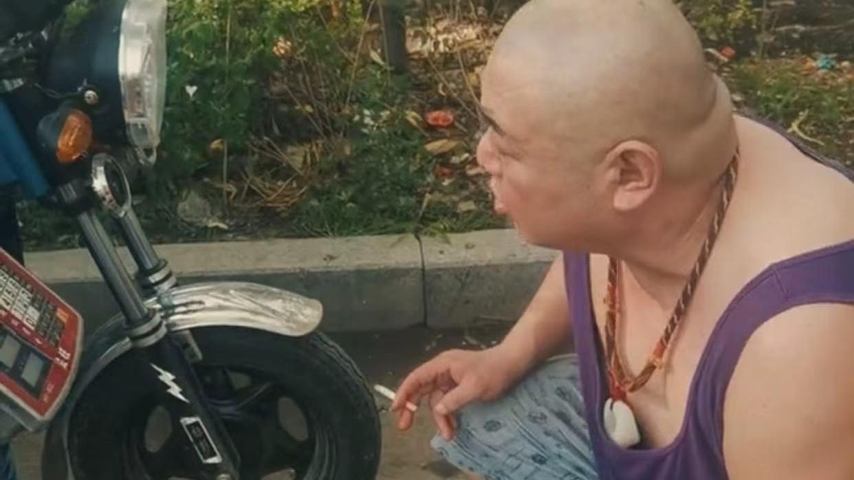 谢宁|49岁知名男星定居河北！身体圆润头发全无，摆摊卖菜谋生接地气