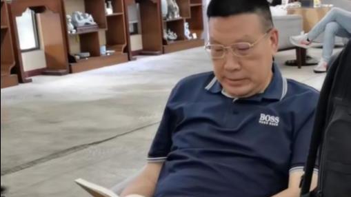 许敏|许敏展示两套军装制服，田静直播露疲惫，潘律在郑州，堂嫂放录音