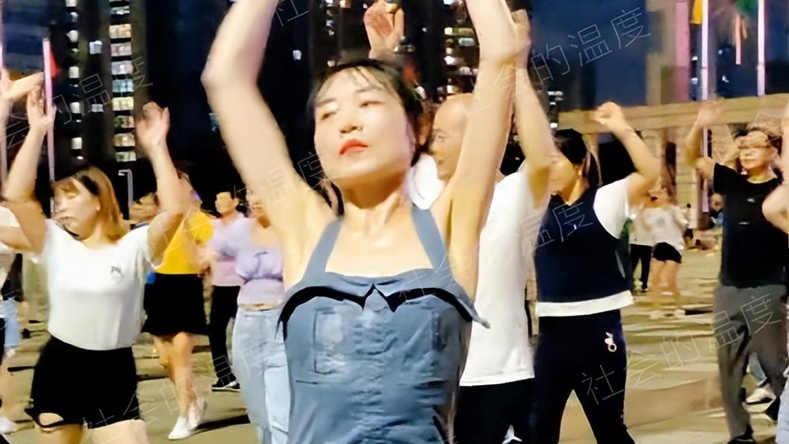 女孩 女孩跳广场舞大汗淋漓，大叔不忍直视：姑娘，瘦成这样就别跳了