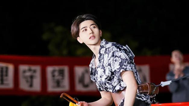 奔跑吧兄弟|《奔跑吧》首期嘉宾多达12人，没有综艺感还摸鱼，难怪口碑不佳