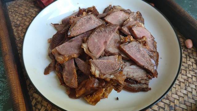 面食|过年做酱牛肉，记住“2炒2泡”的技巧，酱香浓郁、紧实入味不散花