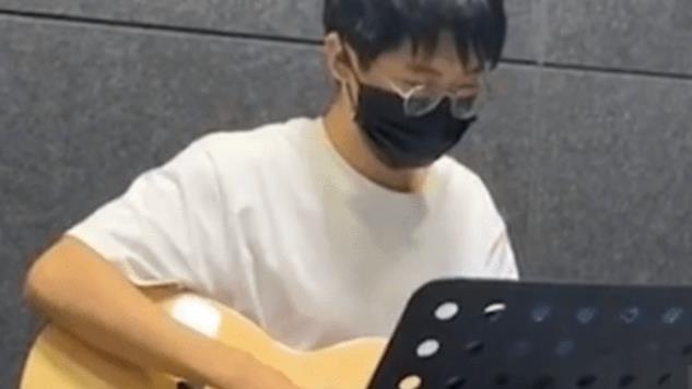 |田静晒姚威吃田螺画面，悦悦大声喊叫表情夸张，威威认亲后变化大