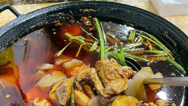 老板娘|重庆这家店真有意思，招牌菜145一锅，客人吃完老板娘让他做女婿