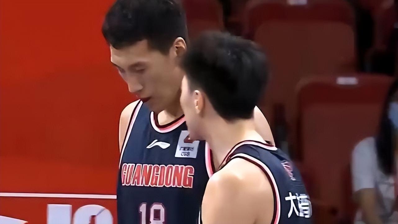 巴塞罗那|严惩杜润旺！对郭艾伦恶意犯规险些受伤，胡明轩当面批评队友