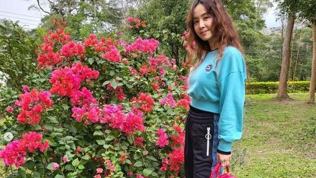 蔡依林|蔡依林海边长裙开高衩！转身大洞「加码放送美背」…造型辣翻