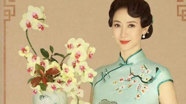 翁虹|翁虹带女儿和老公拍全家福，年过半百却风韵犹存，14岁女儿该保密