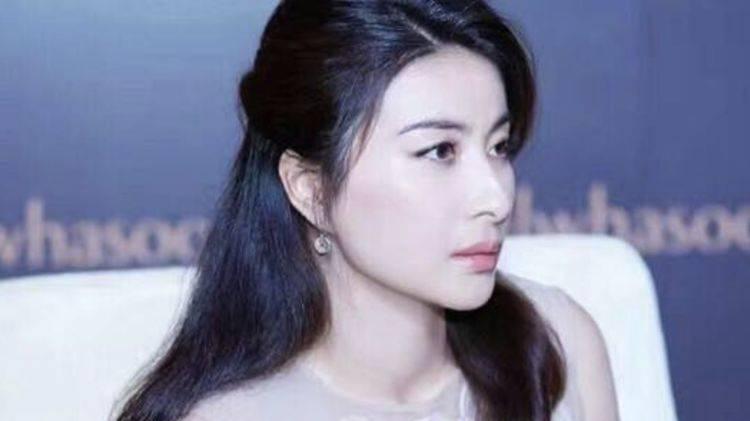 郭晶晶|有种“合照”叫做郭晶晶，明明颜值不算高，却每次都能赢女星 。