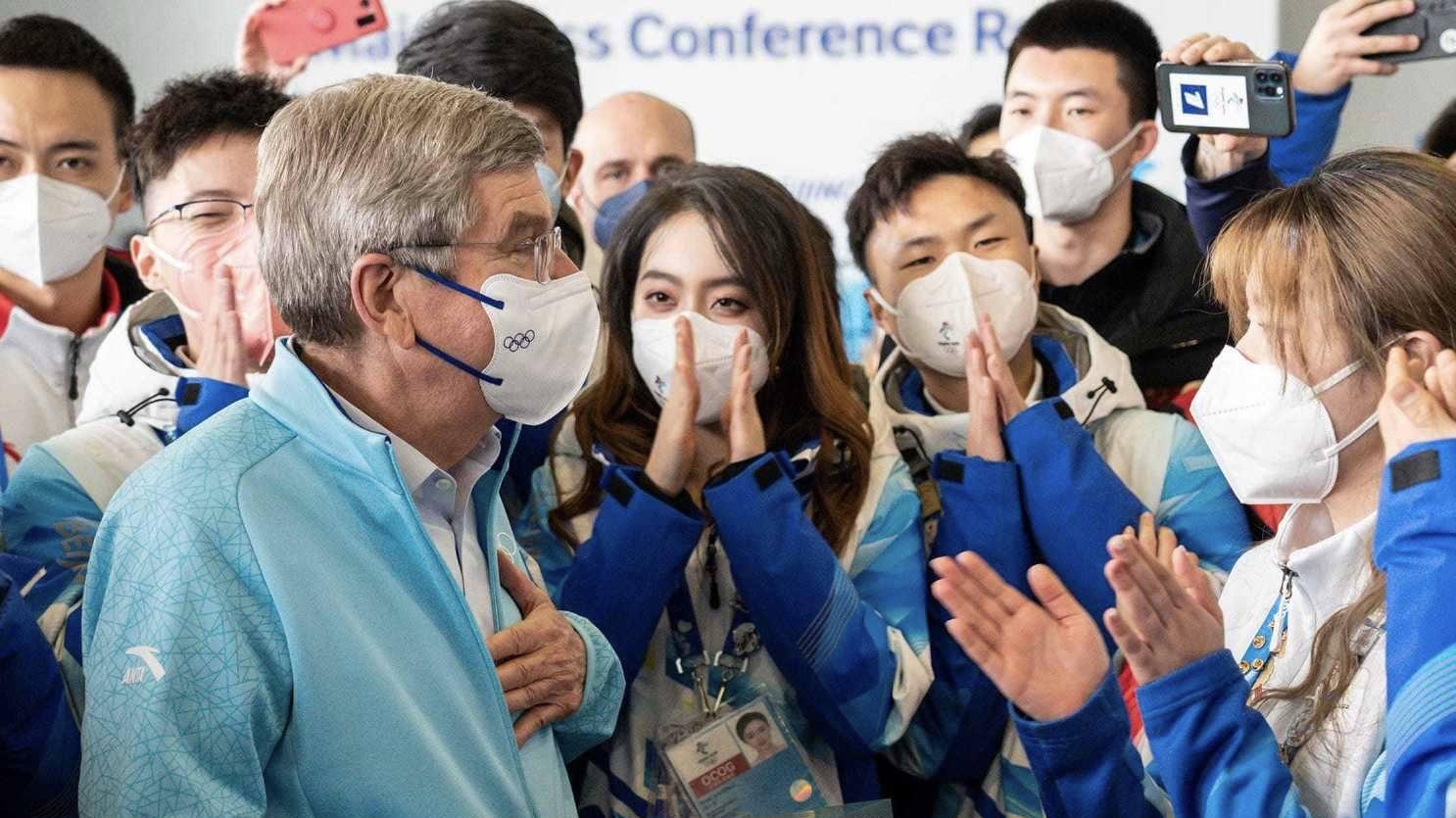 巴赫|巴赫在澳大利亚栽跟头！众人惊慌赶紧搀扶，网友：金牌项目演砸了
