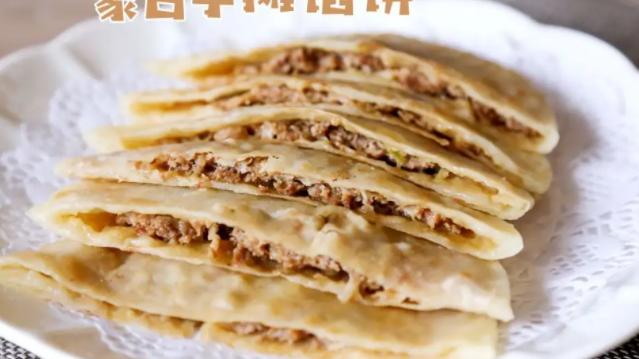蒙古馅饼，是蒙古族的传统风味食品，为草原牧民所喜爱