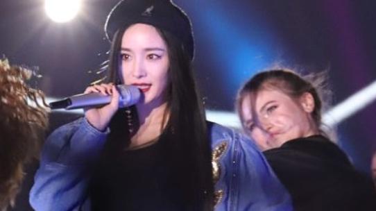 杨幂|杨幂录节目站草台上唱歌！穿超短裤露大长腿，一头卷发边唱边摇晃