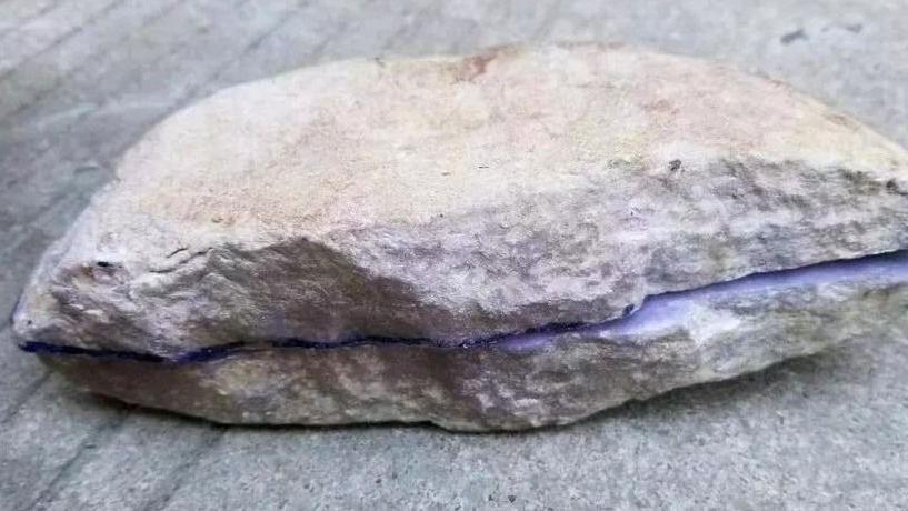 紫罗兰翡翠|沾奶奶光花8000买的翡翠原石，切出价值40万的“帝王紫”！