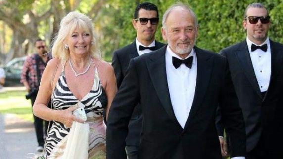 贝克汉姆|贝克汉姆一家三代参加婚礼，老父亲精神抖擞，设计师妻子造型惊艳