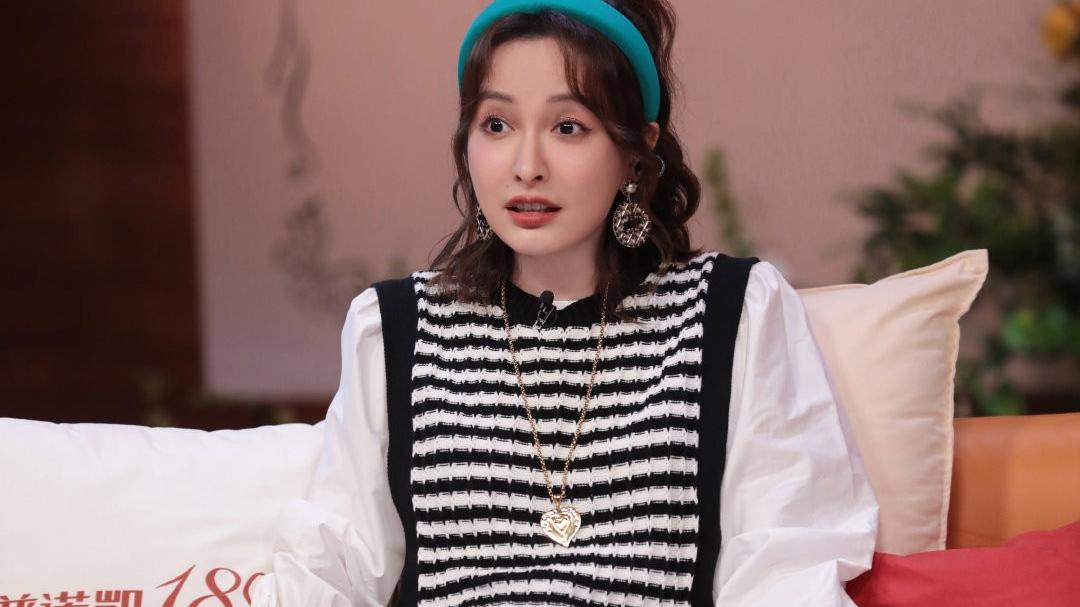 丑小鸭逆袭白天鹅，吴昕穿白衬衫配背心，活力满满像少女