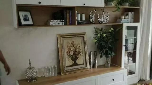 客厅电视背景墙别空着，聪明人都这样打柜子，漂亮还能收纳！