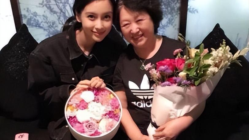 黄晓明|黄晓明母亲张素霞：心疼儿子婚姻坎坷，现在只盼小海绵健康快乐