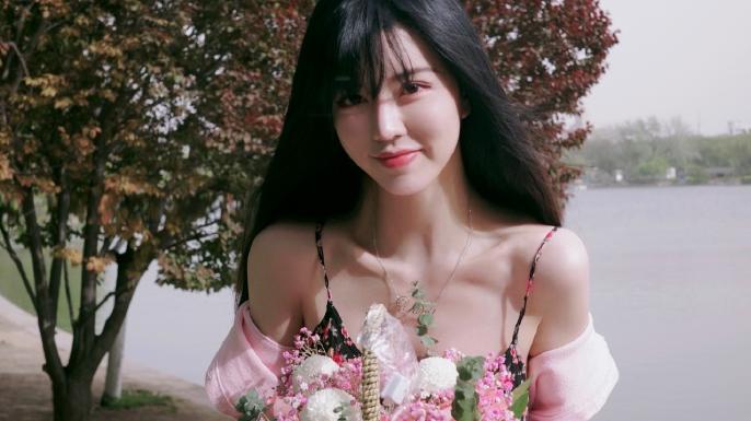 孙雨|By2孙雨疑似恋情曝光，湖边野营手捧玫瑰爱心，和男友共享野餐？