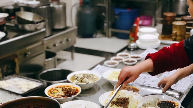 牛肉面|四川这家1957年的老店，成都无人不知，各大电视台也抢着来采访