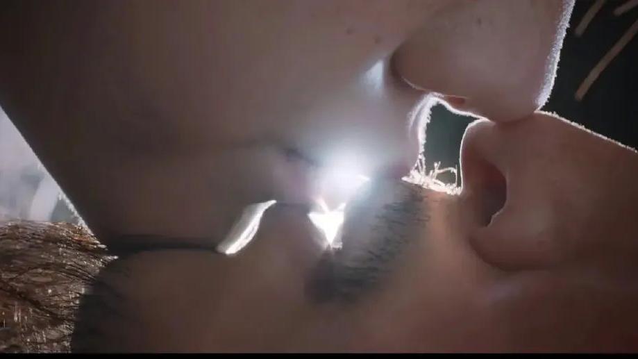 |和猥琐男假戏真做？国民甜妹图啥啊