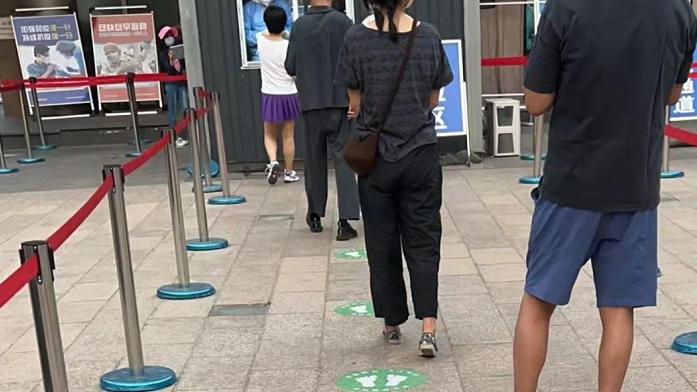 姜文|59岁姜文与二婚老婆排队核酸！身形暴瘦变年轻，妻子扎小辫显俏皮