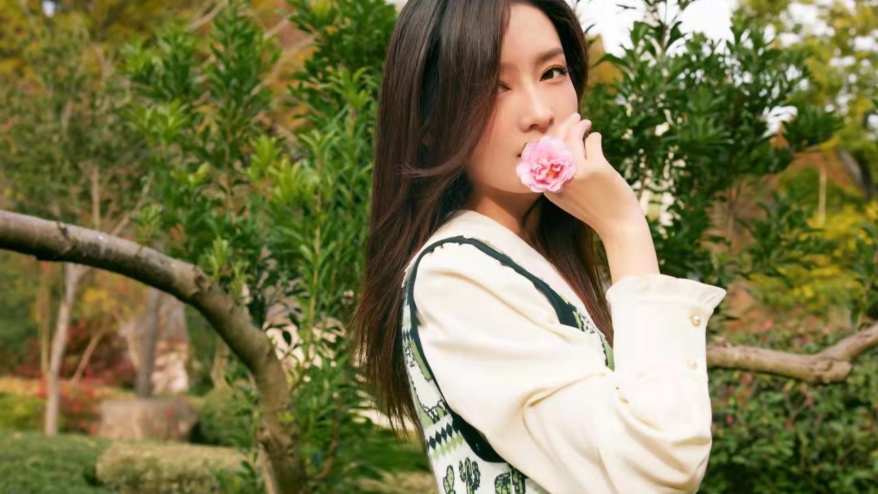 李沁|李沁笑起来是月牙眼！衬衣马甲配长裙，花园中拍照宛如小精灵