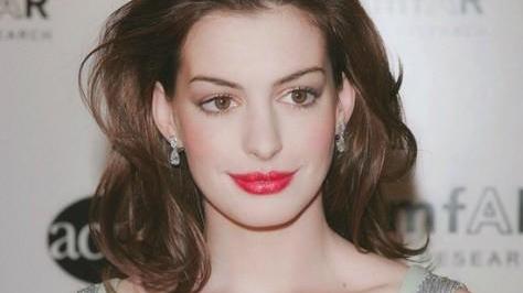 安妮·海瑟薇|安妮海瑟薇动了谁的奶酪？为什么美到令人惊叹，却又被全美黑惨