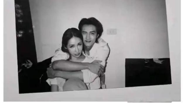 暮色心约|萧亚轩被狗咬后“消失”一年，近日首次直播，状态不佳女神范全无