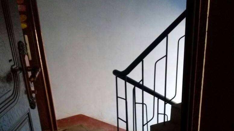 邻居鞋柜放楼道里，砌了个2公分的地台，真以为是你家院子？